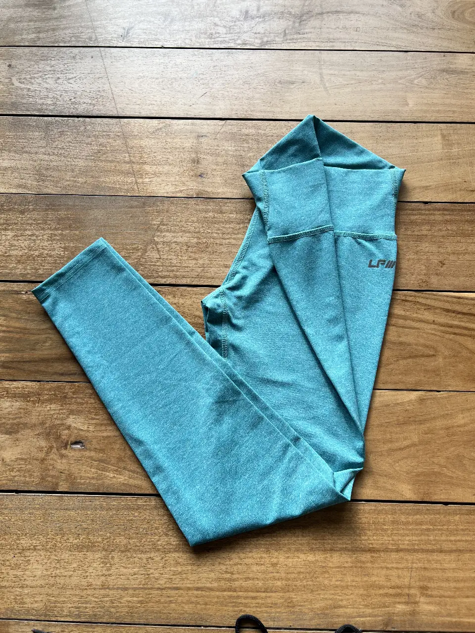 Calza deportiva de mujer tiro alto, color verde agua, de la marca Ladyfit, talle S. Ideal para actividades físicas.