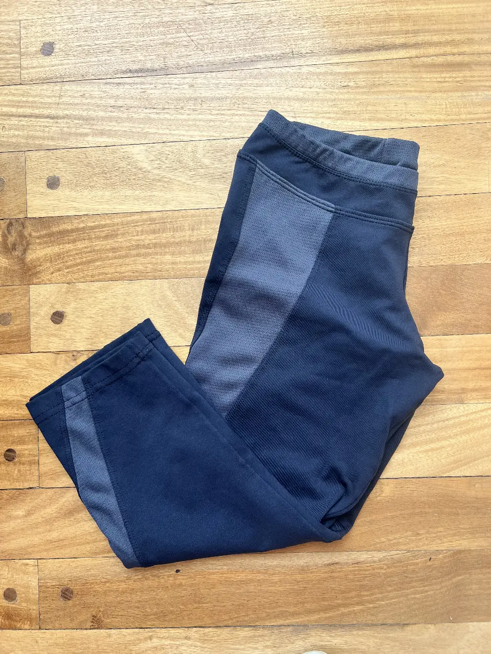 Calza deportiva capri de mujer, color azul marino con detalles en gris. Ideal para actividades físicas. ( modelo bajo de la rodilla ) 