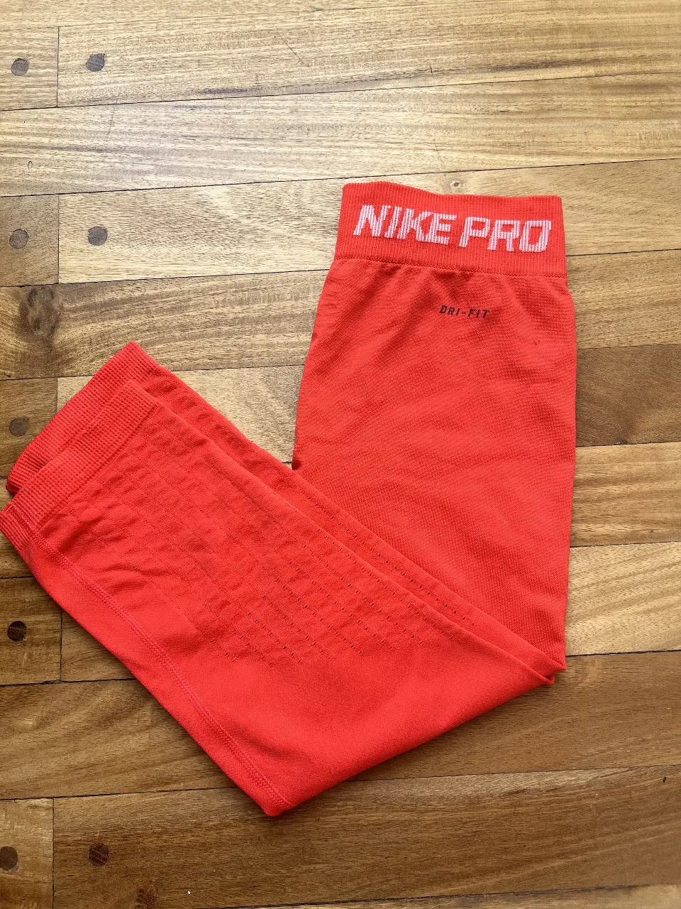 Calza deportiva Nike Pro de color naranja, ideal para entrenamientos. Confeccionada con tejido Dri-FIT para mantener la comodidad y frescura. Talle XS. ( modelo abajo de la rodilla )