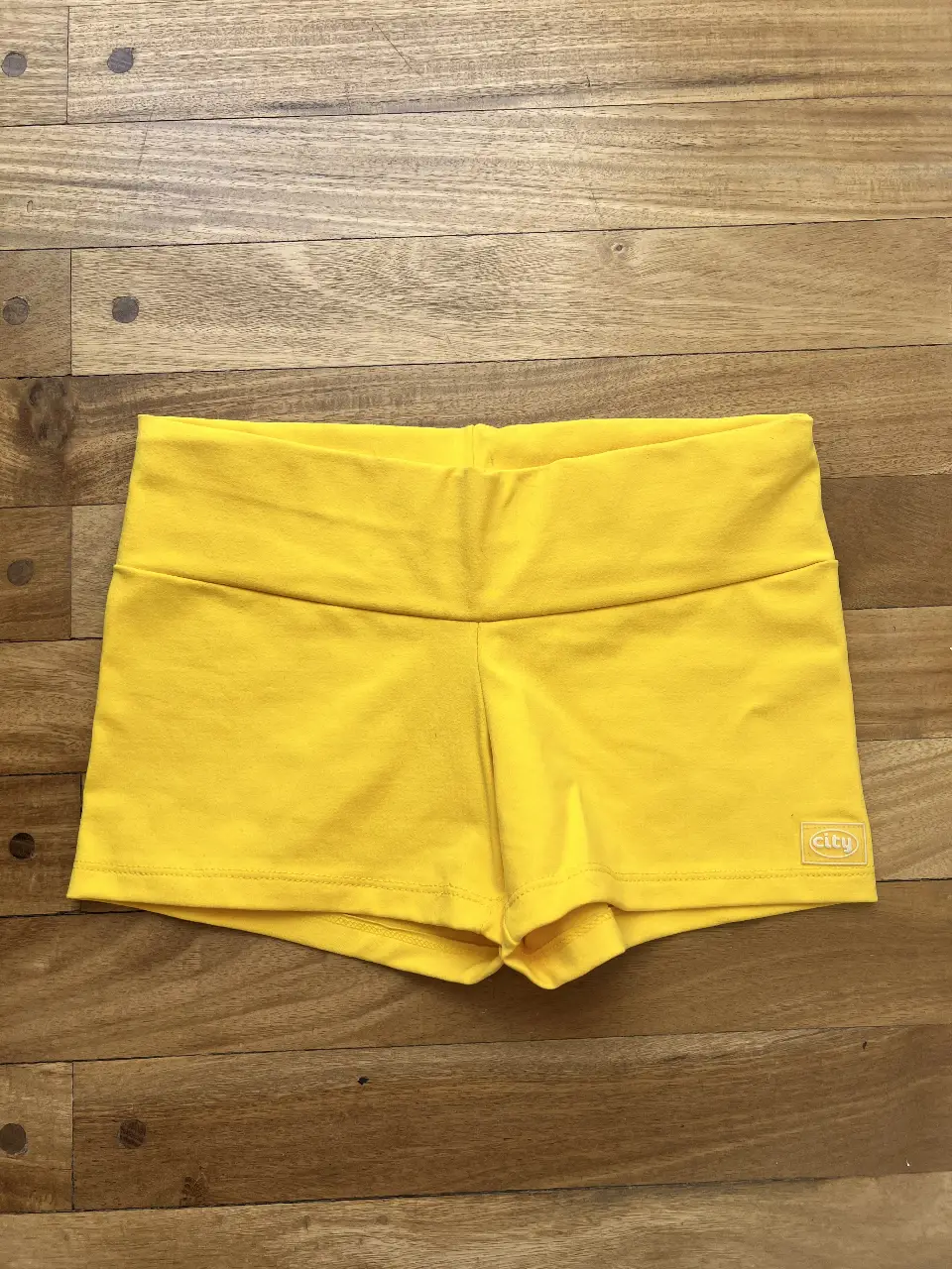 Short deportivo amarillo de mujer, ideal para actividades físicas. Confeccionado en tela suave y cómoda, este short ofrece un ajuste perfecto y libertad de movimiento. Perfecto para tus entrenamientos o para un look casual y deportivo.