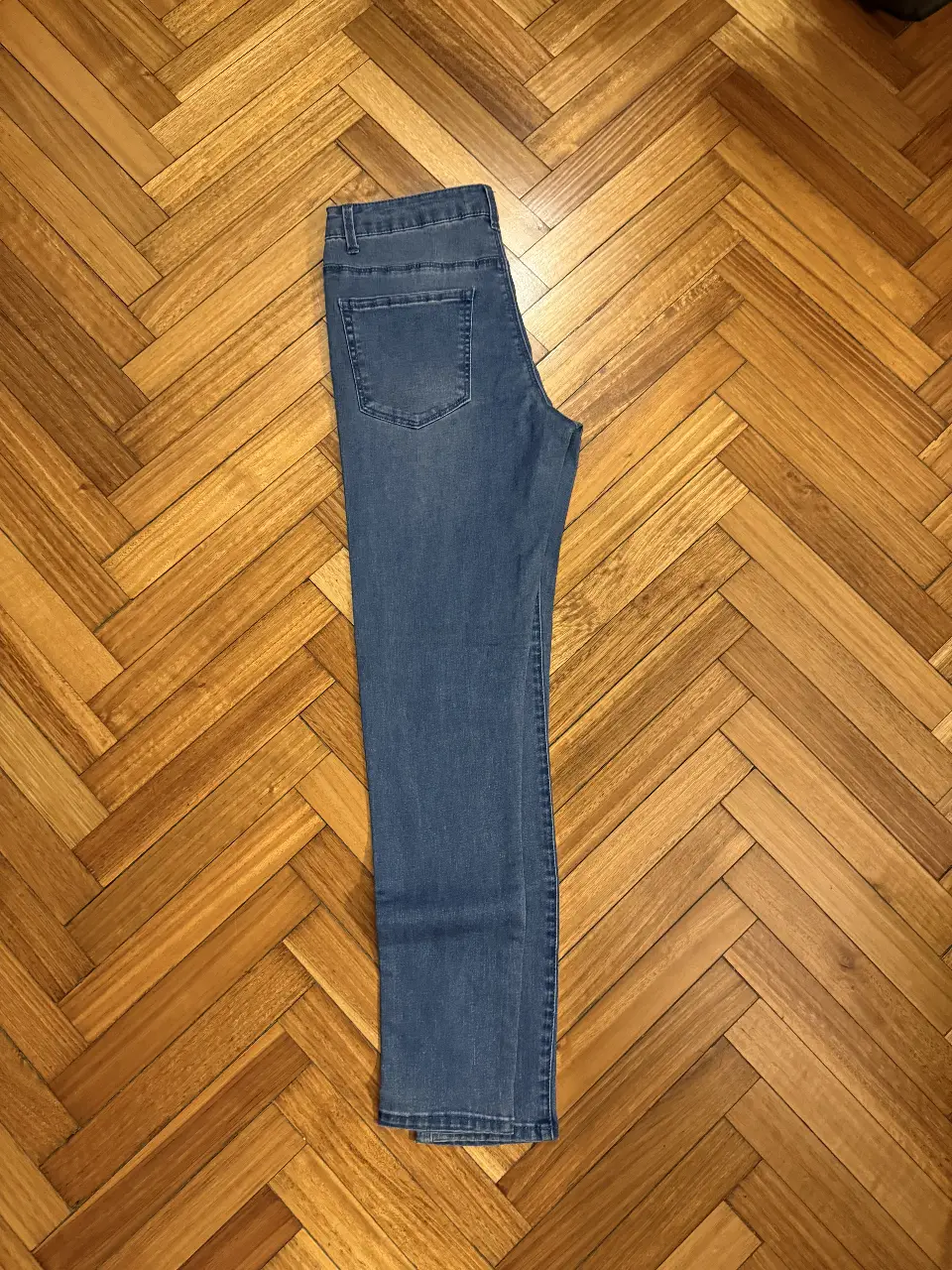 Jeans skinny elastizado, azul, ideales para un look casual y versátil. Perfectos para combinar con cualquier outfit.