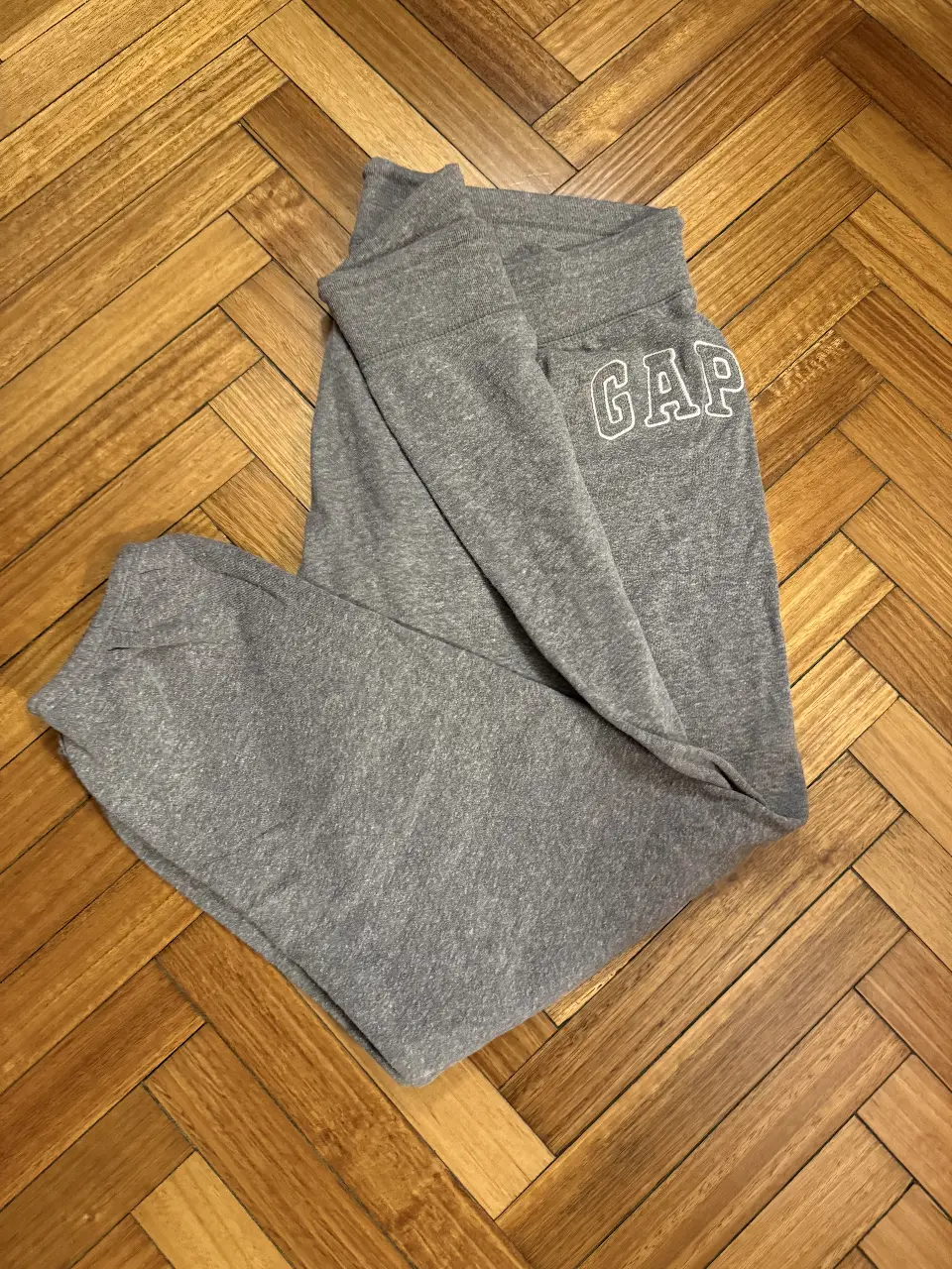 Pantalón de jogging gris de la marca Gap, talle L. Ideal para un look casual y cómodo.