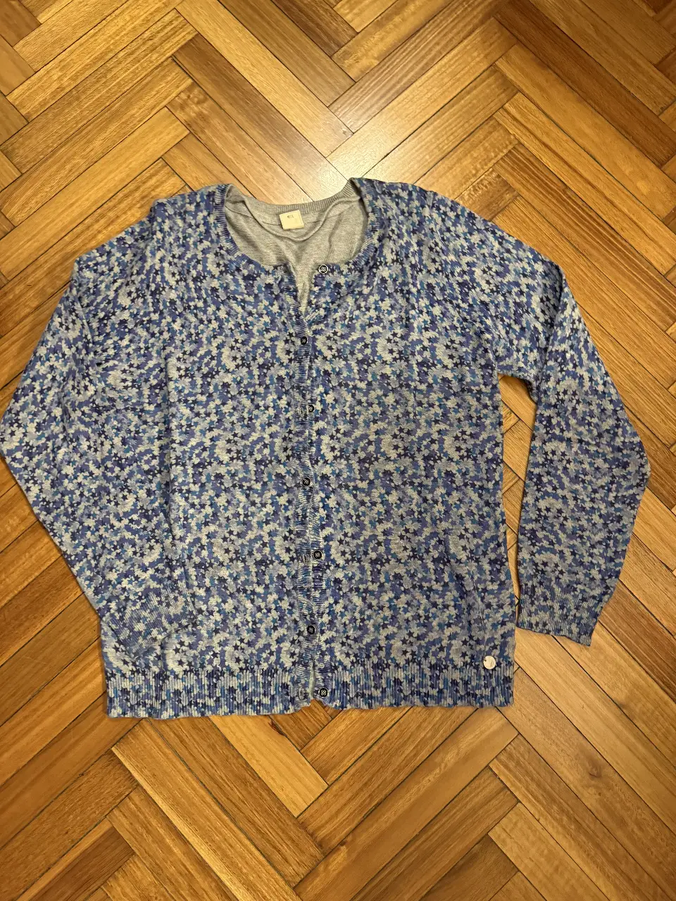 Cardigan de mujer con estampado de estrellas en tonos azules y grises. Ideal para un look casual y cómodo.