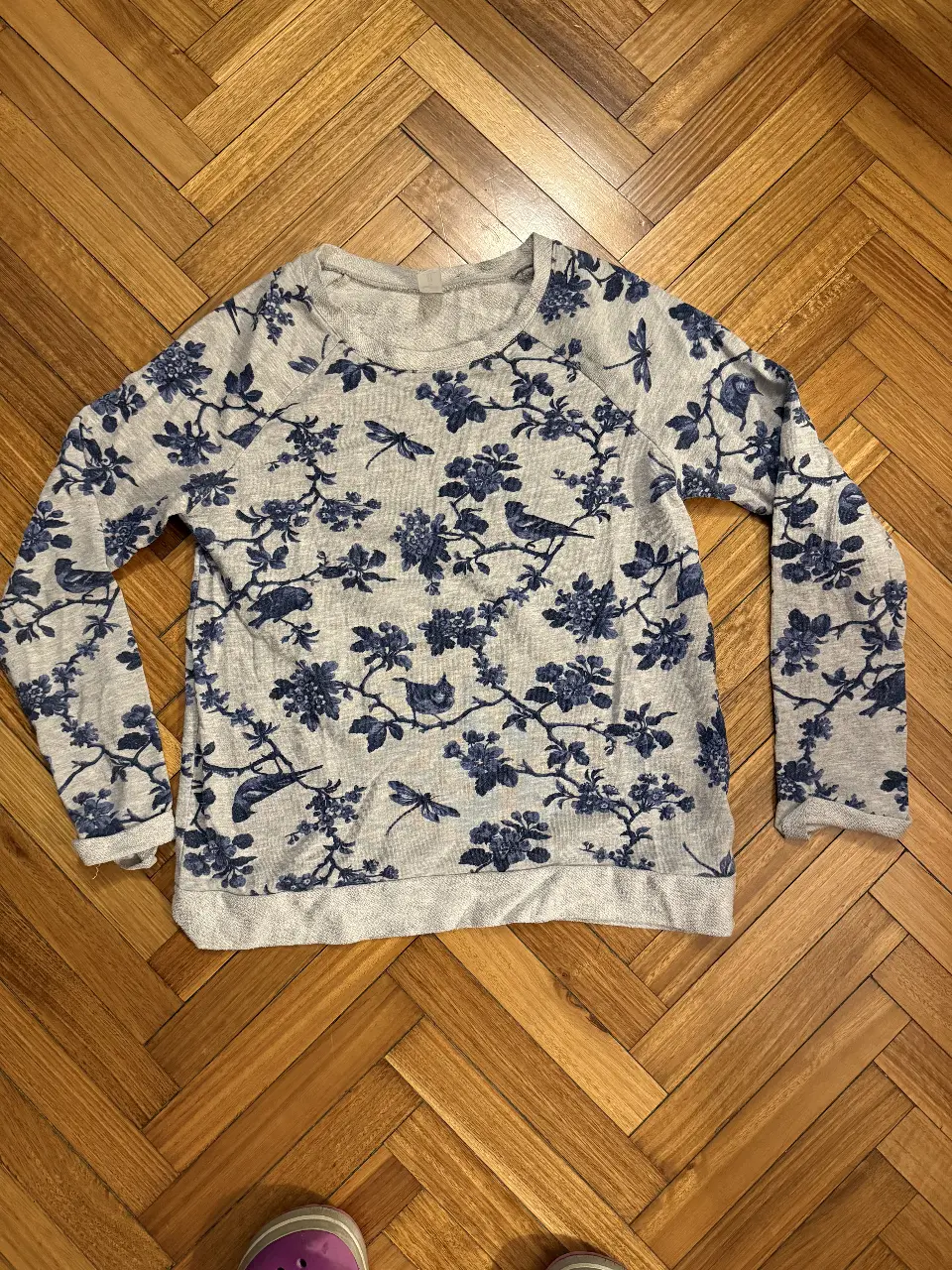 Buzo de cuello redondo para mujer, con estampado floral en tonos azules sobre fondo gris. De la marca GapBody, talle L. Ideal para un look casual y cómodo.