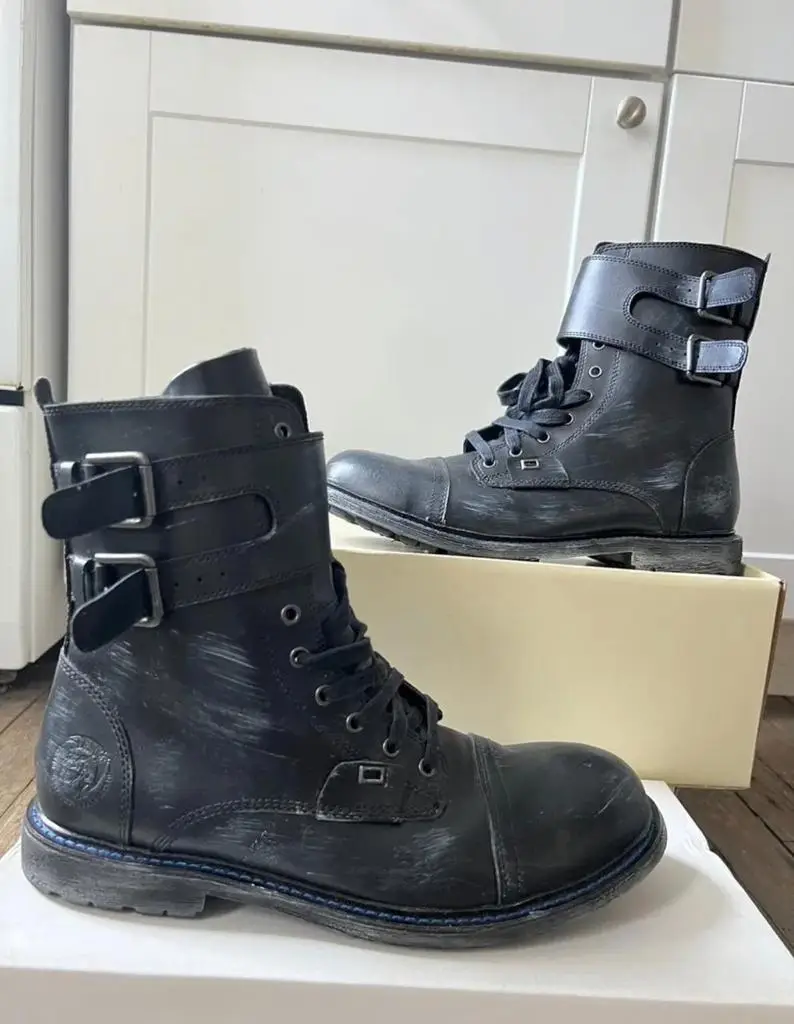 Borcegos Diesel de cuero negro con hebillas y detalles desgastados. Talle 43 EU. Estilo rocker y utilitario, ideales para un look casual con actitud. Sin duda las botas más cool que sacó la marca italiana, resaltando cada detalle y materiales de primera calidad. 