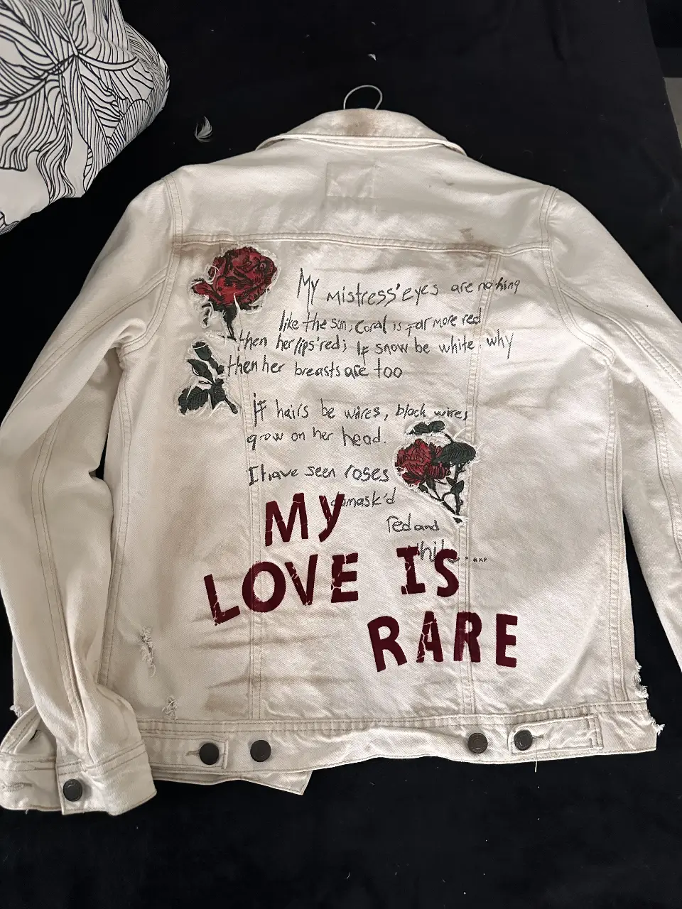 Campera de Jean ZARA color crema con detalles rotos y diseño en la espalda. Estilo rocker y vintage, ideal para un look casual y con onda. es una prenda única!! 