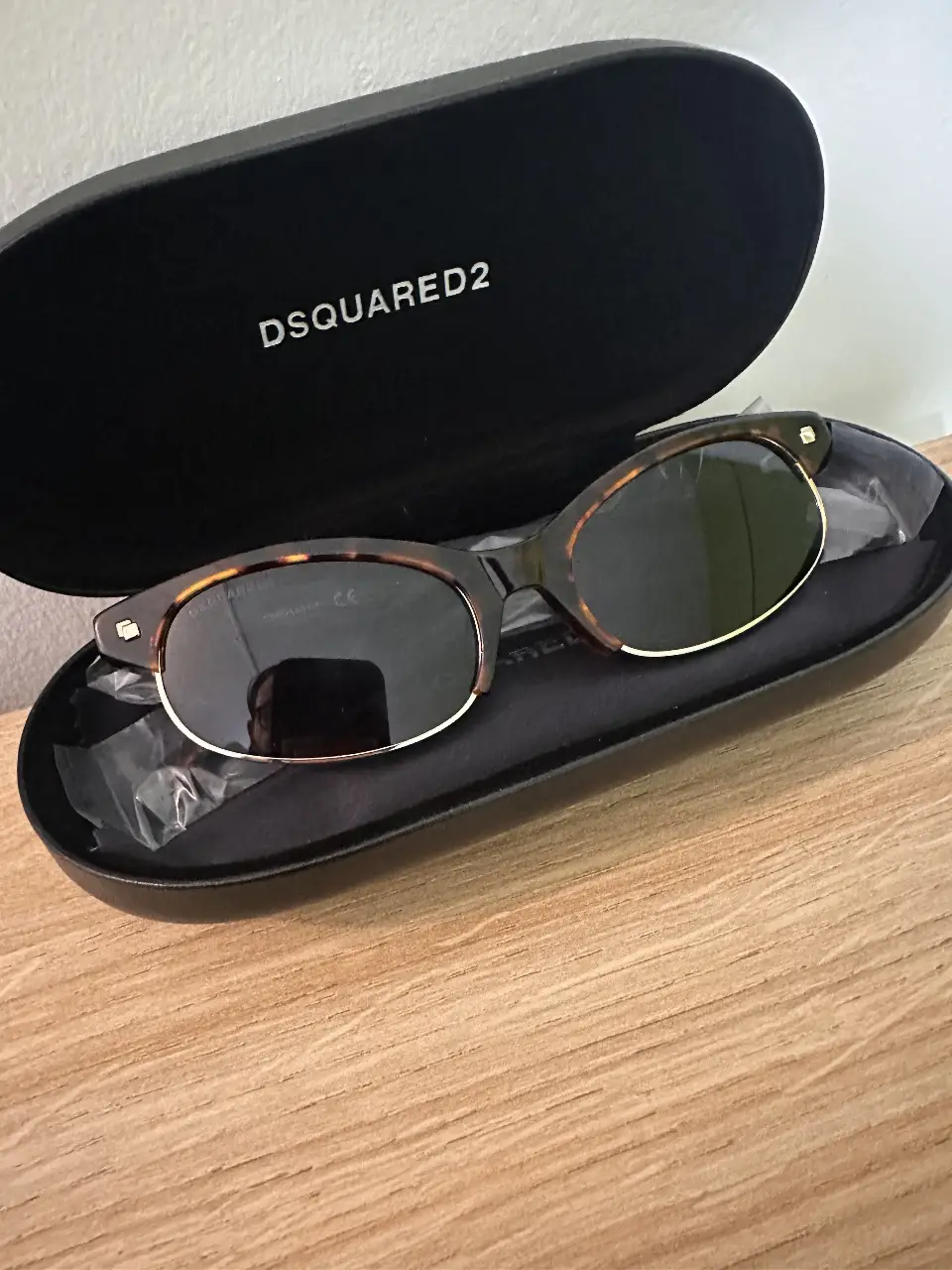 Anteojos de sol Dsquared2 Freddy DQ 0368 52N 51 17 140 +3, con marco marrón carey y detalles dorados. Incluye estuche y paño de limpieza.