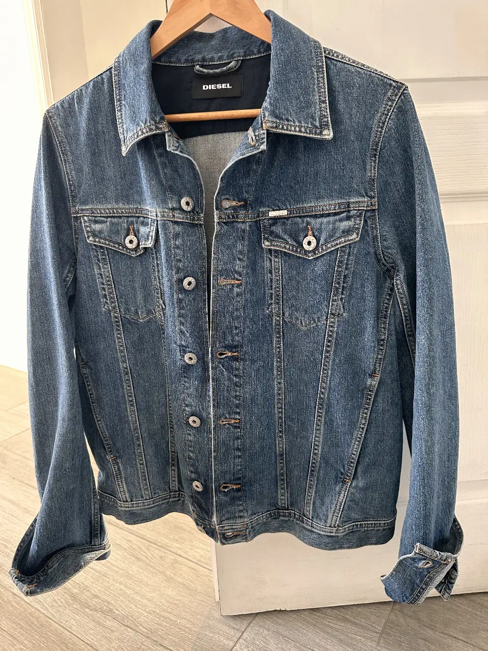 Campera de jean Diesel para hombre, azul, con botones y bolsillos. Ideal para un look casual y canchero. materiales de primera que caracterizan a la marca italiana DIESEL. 