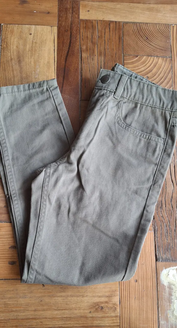 Pantalón chino verde militar para niño, talle 8-9 años. Ideal para un look casual y cómodo.