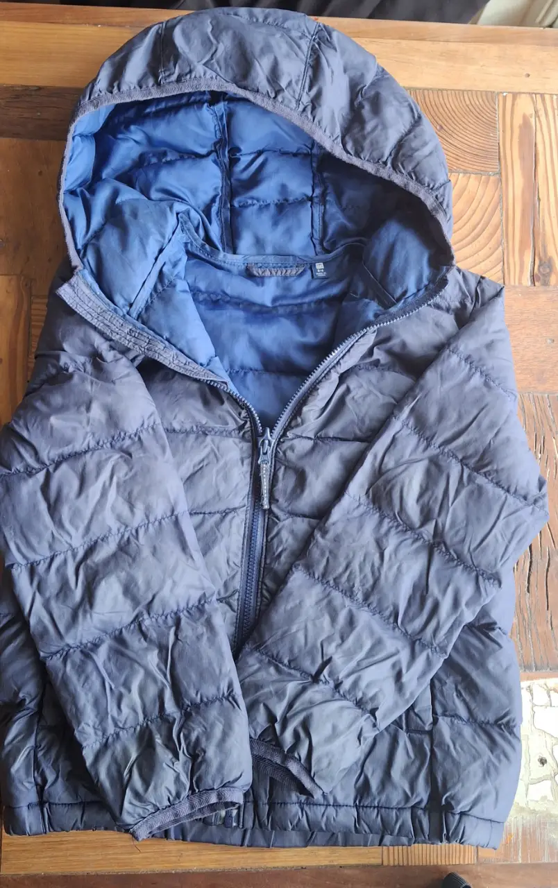Campera de pluma azul marino para niño, con capucha y cierre. Ideal para el invierno.