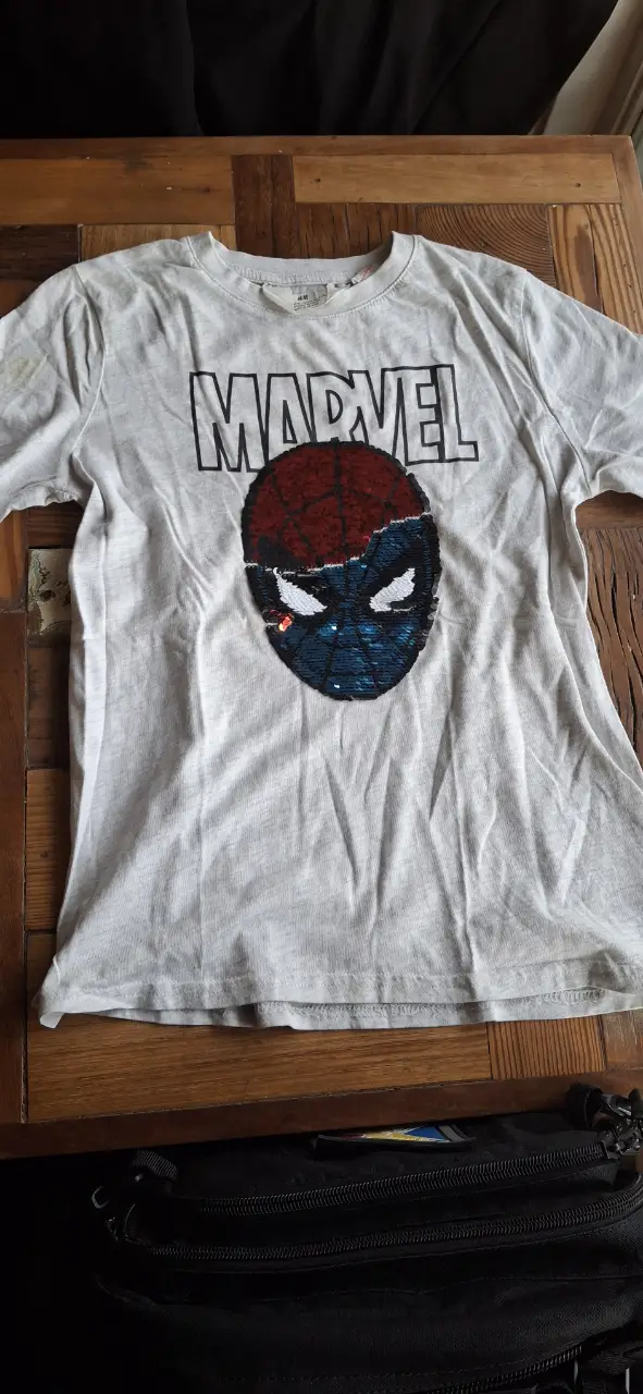 Remera de manga corta para niño con estampado de Spiderman. Diseño reversible con lentejuelas que cambian de color. Marca H&M.