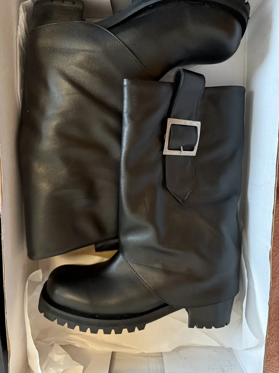 Botas de cuero negro con hebilla y suela de goma. Talle 37.