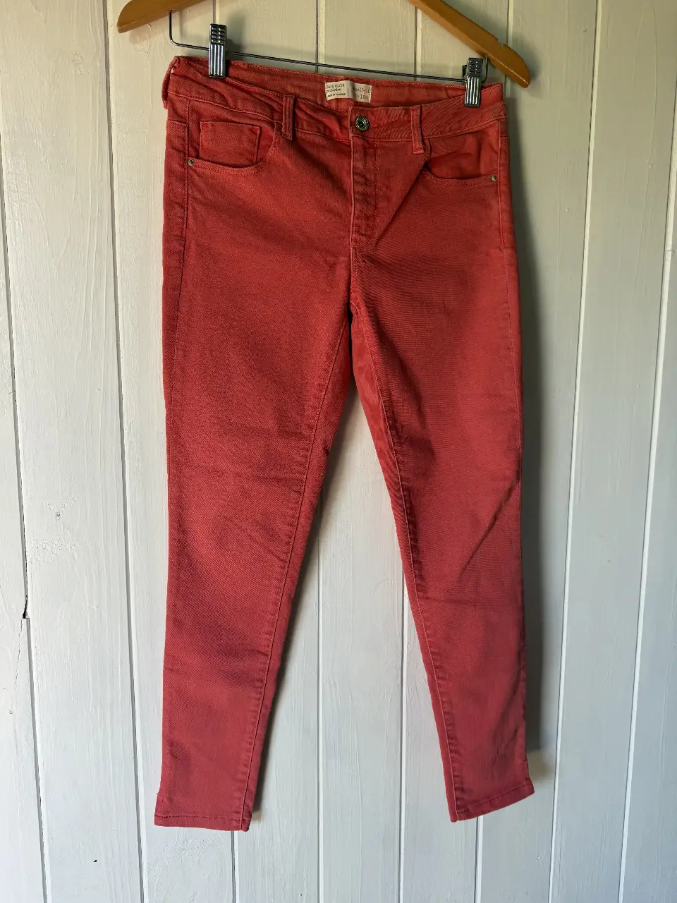 Pantalón de jean tiro alto color rojo, ideal para un look casual y moderno. Talle 13-14, de la marca Zara Girls.