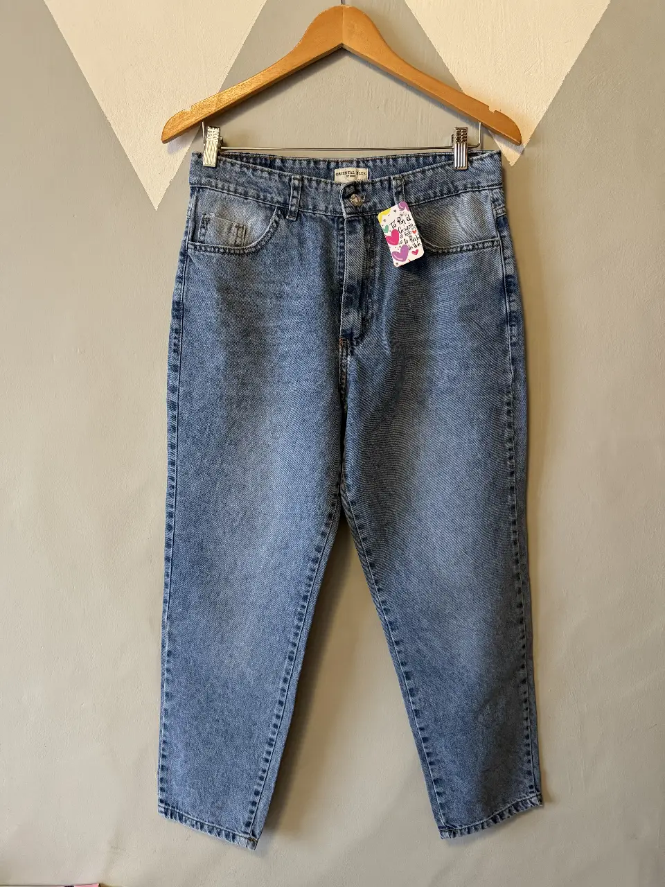 Jeans rectos de mujer, tiro medio, color azul gastado. Marca Oriental Blue. Talle 26