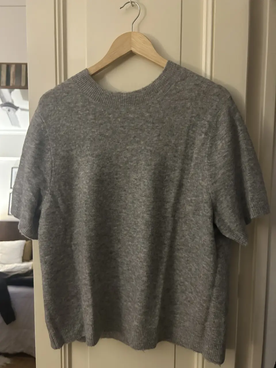 Sweater de cuello redondo y manga corta, ideal para un look casual y cómodo. Perfecto para combinar con jeans o pantalones de vestir.