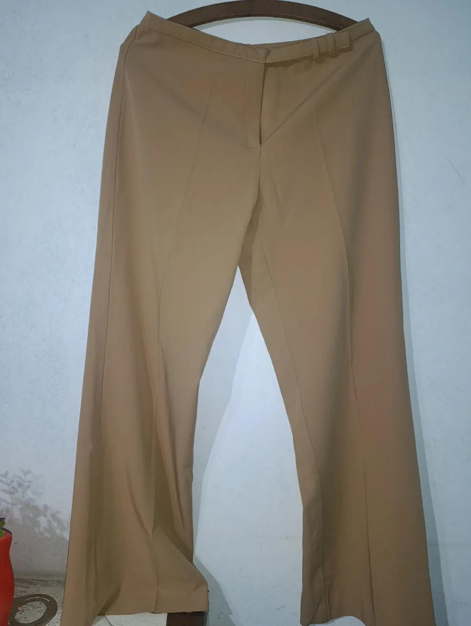 Pantalón de vestir color tiza, tiro alto, corte recto y pierna ancha. Ideal para un look elegante y sofisticado, perfecto para la oficina o eventos formales.