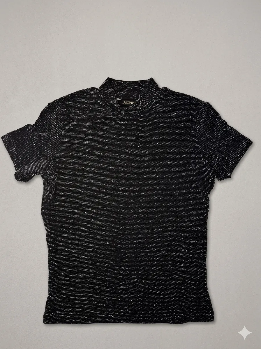Remera negra con brillos, cuello alto y mangas cortas. Perfecta para un look de noche o para darle un toque especial a tu outfit.