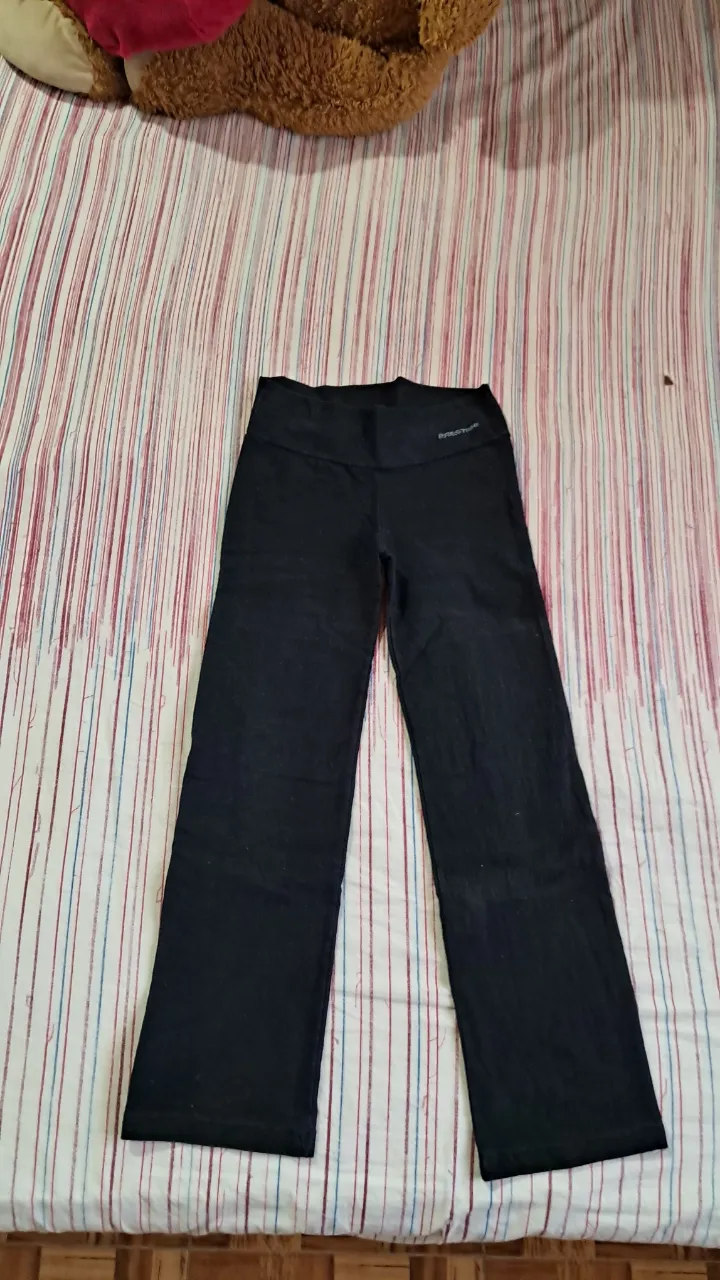 Calza deportiva negra, tiro alto, con logo de la marca "PRESTIGE" en la cintura. Perfecta para entrenar o para un look casual y cómodo.