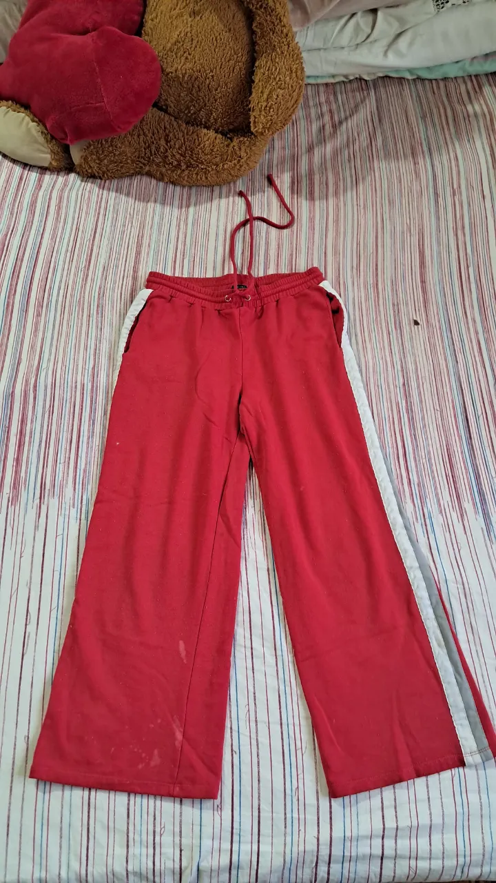 Pantalón de jogging rojo, tiro alto, con detalles blancos en los laterales. Ideal para un look deportivo o casual.