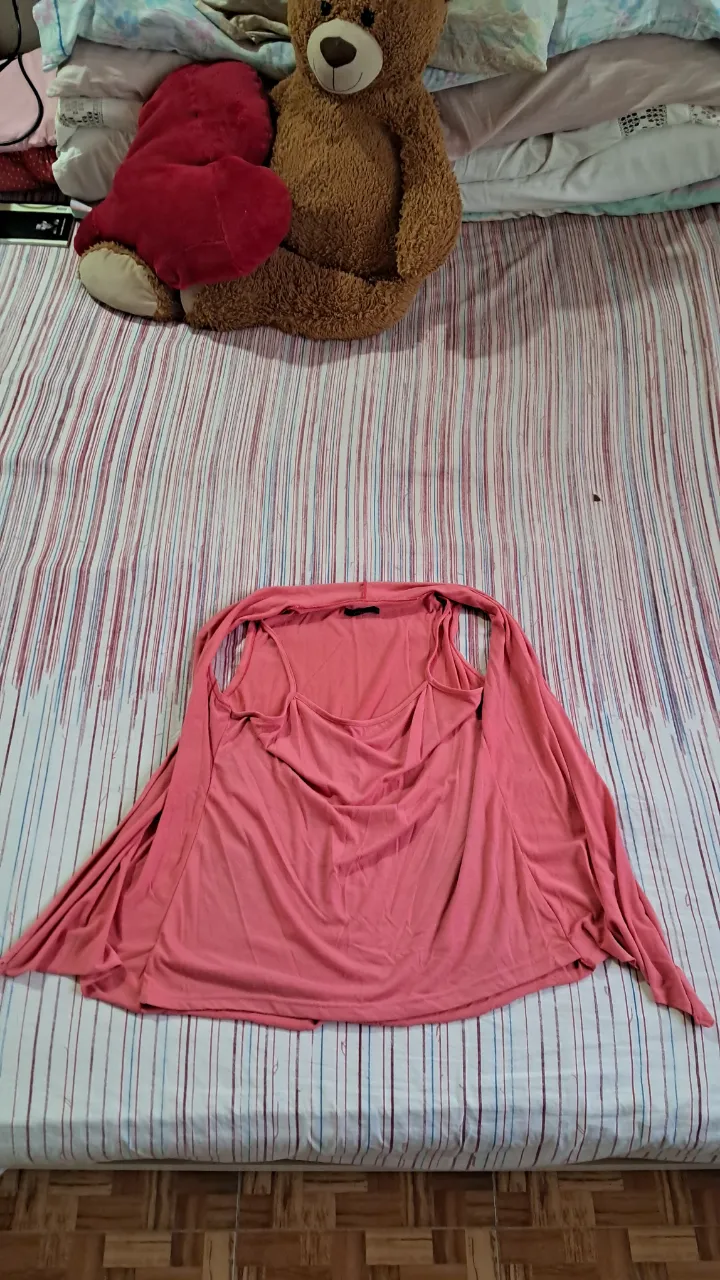 Remera rosa sin mangas con un diseño drapeado y escote redondo. Ideal para un look casual y fresco.