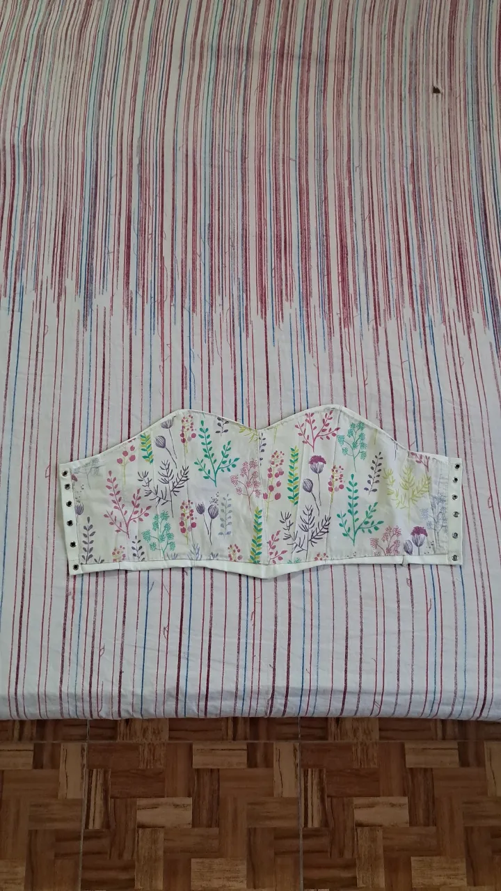 set de Top blanco con estampa, musculosa de lunares musculosas blancas remera de un loro colorido  y musculosa texto "TO DO LIST nothing". Ideal para un look casual y divertido. en total 9 prendas