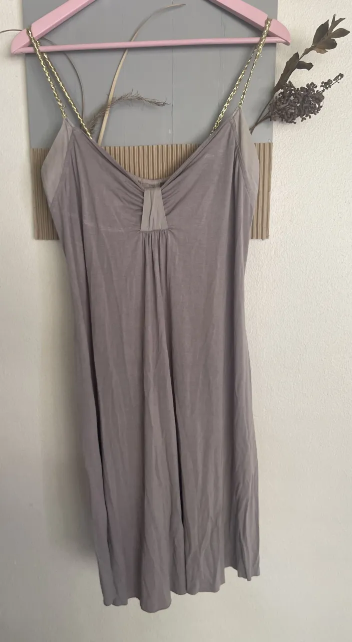 Vestido corto con tiras doradas trenzadas y escote con frunces.