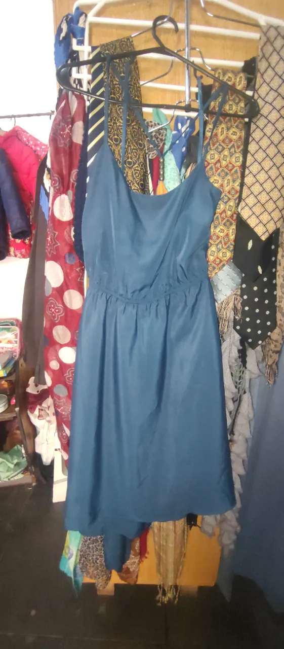 Vestido midi azul, con tirantes finos y cintura entallada. Ideal para una salida casual o una fiesta.