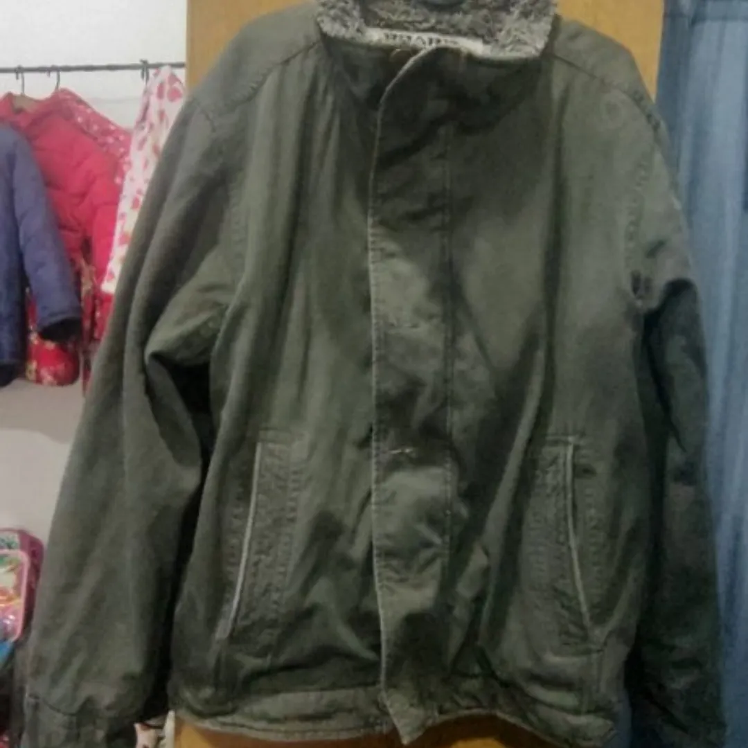 Campera verde oscuro con cuello de piel sintética. Ideal para el invierno.