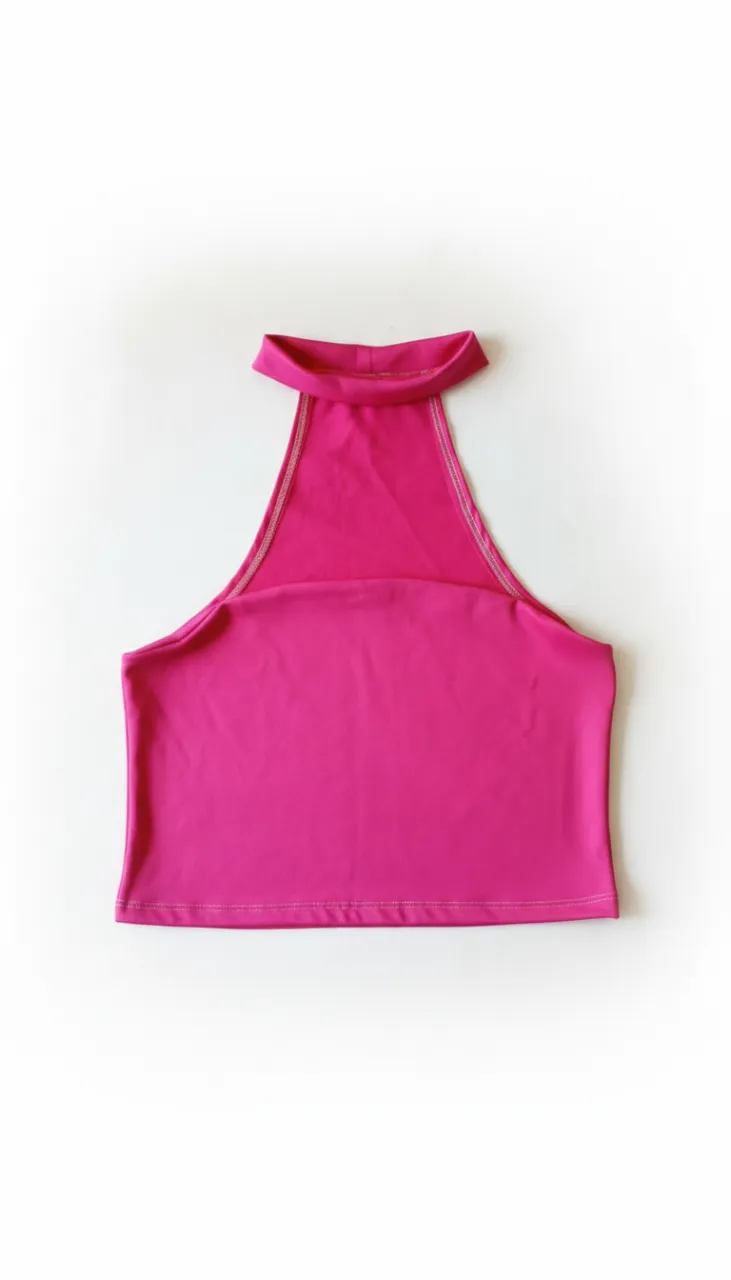 Top rosa fucsia con cuello halter y escote pronunciado. Al colocartelo la parte del cuello simula un choker. Calza bien del s al xl