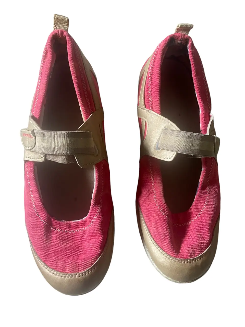 Zapatillas Merrell rosas con detalles dorados, ideales para un look casual y cómodo.