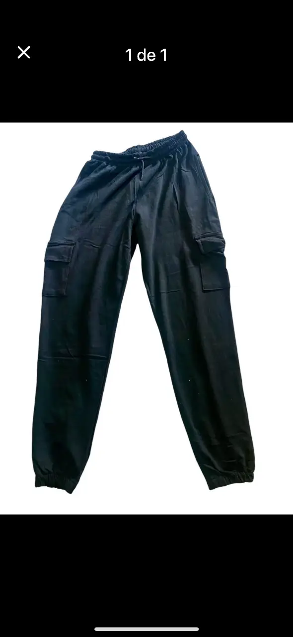 Pantalón cargo negro, con bolsillos laterales y cintura elastizada. Ideal para un look casual y cómodo.