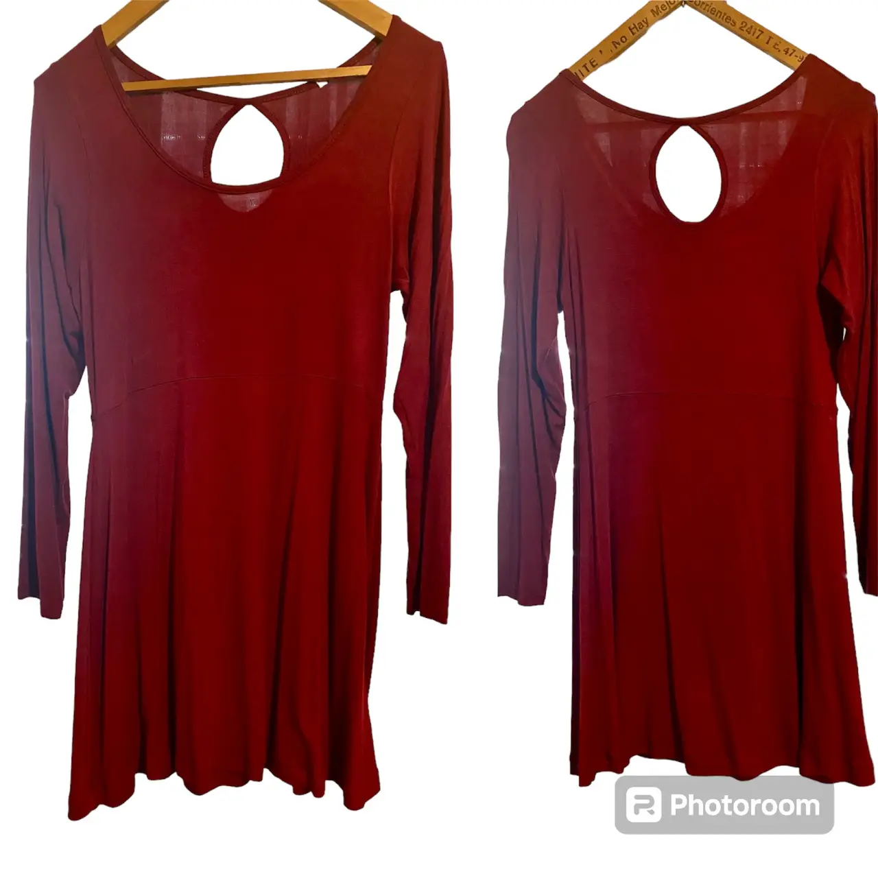 Vestido midi de color bordeau  con abertura en la espalda y mangas largas. Ideal para una salida casual o una ocasión especial.