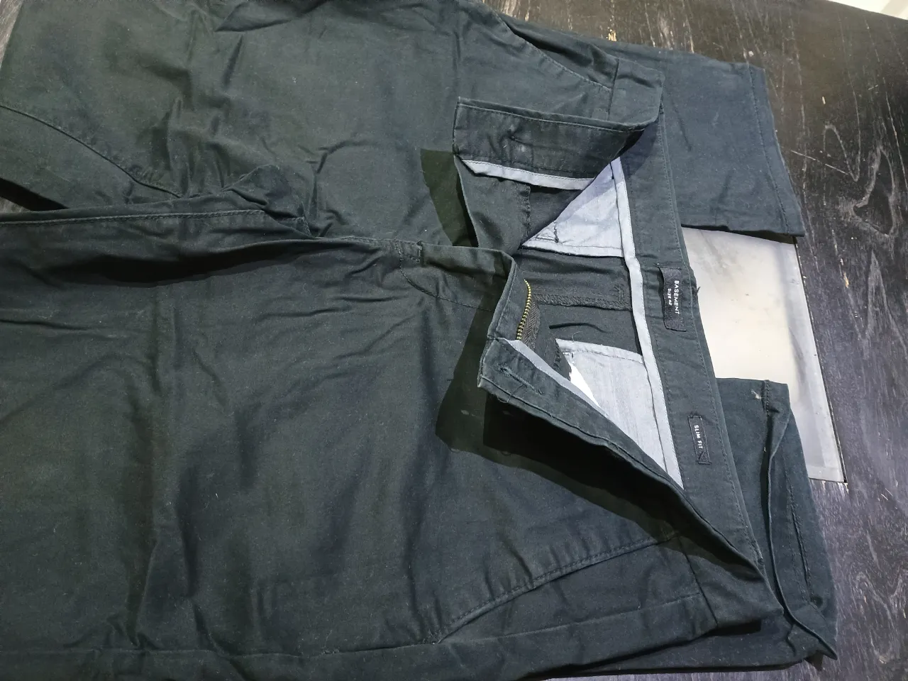 Pantalón cargo negro de hombre, corte slim fit, con bolsillos laterales y traseros. Ideal para un look casual y moderno.