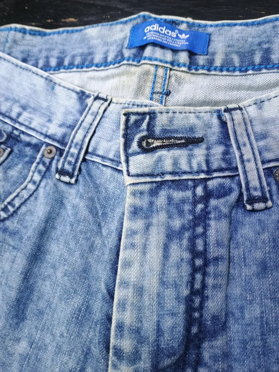 Jeans Adidas de hombre, corte recto, con un lavado claro. Un clásico de la marca, ideal para un look casual y cómodo.31x34