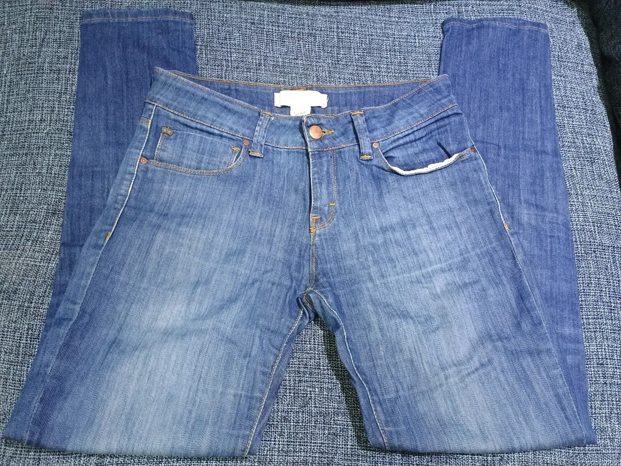 Jeans rectos de mujer, color azul, con etiqueta de la marca Paula Cahen D'Anvers. Talle 28.