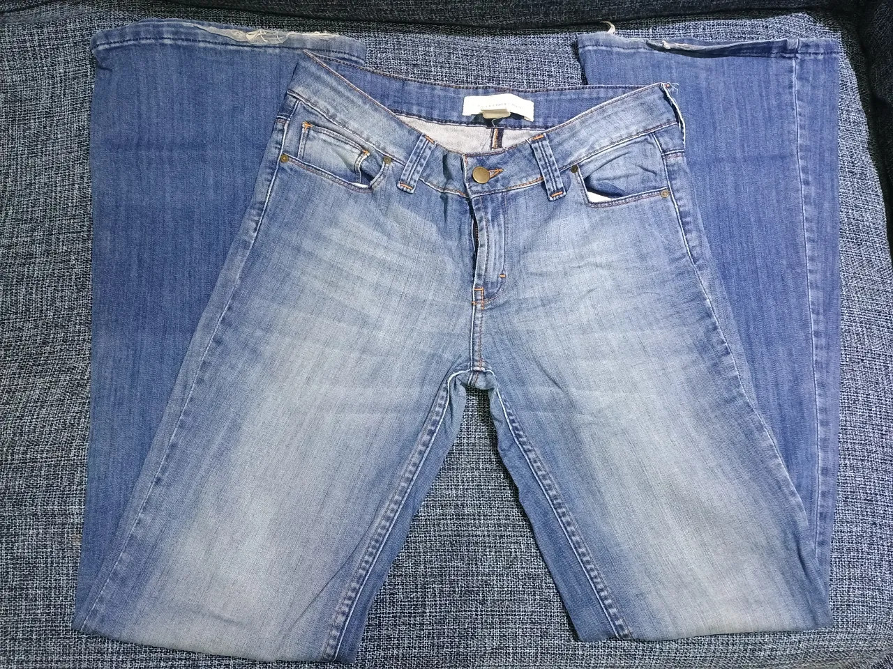 Jeans rectos de mujer, color azul claro, con un corte clásico y tiro medio. Marca Paula Cahen D'Anvers. Talle 29.
