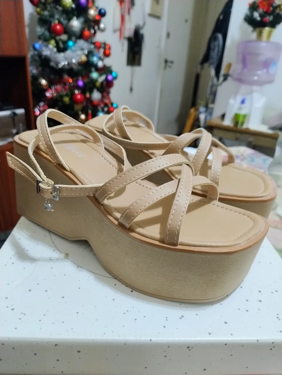 Sandalias de plataforma color nude, con tiras cruzadas y hebilla ajustable. Ideales para darle un toque chic a cualquier outfit.