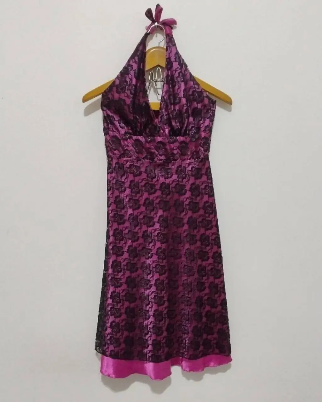 Vestido mini halter con encaje negro sobre base rosa. Ideal para fiesta o salida.