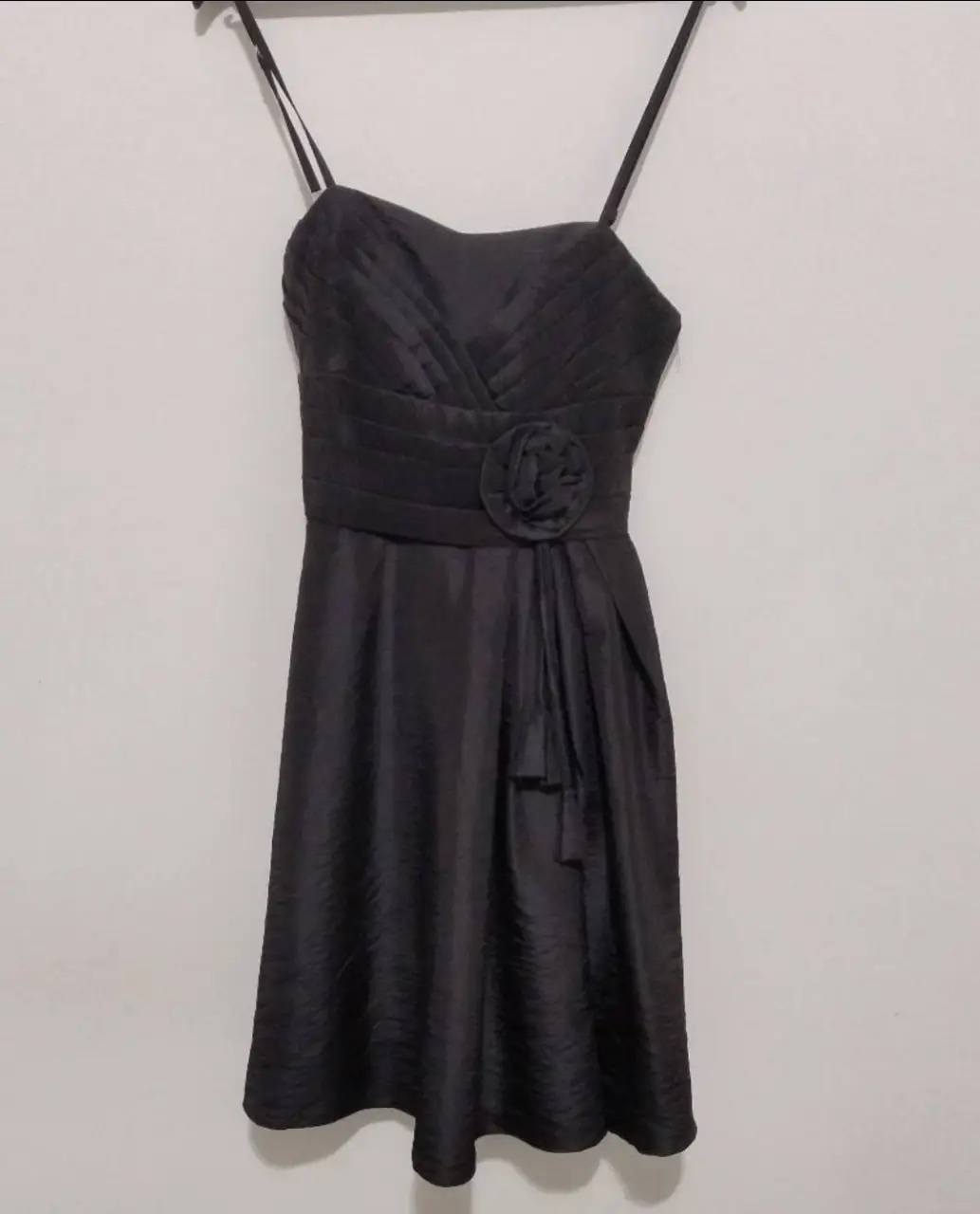 Vestido negro corto, ideal para fiesta. Con detalle de flor en la cintura y espalda con lazo. único detalle: tiene roto el ajustable de un bretel. 