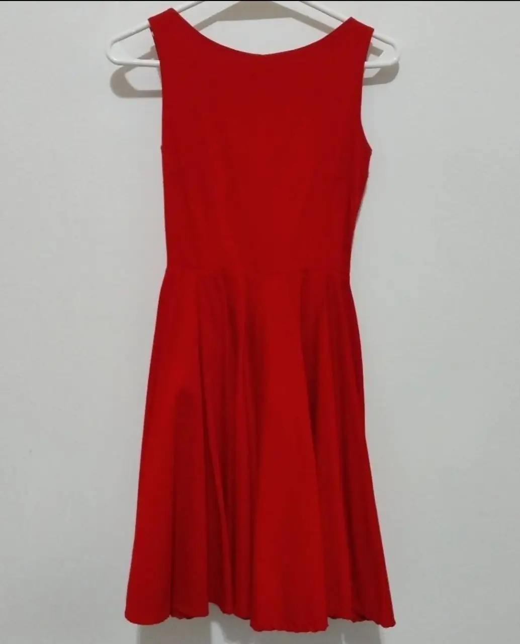 Vestido rojo estilo pin up, corto, con corte en la cintura y falda con vuelo. Ideal para fiestas y eventos.