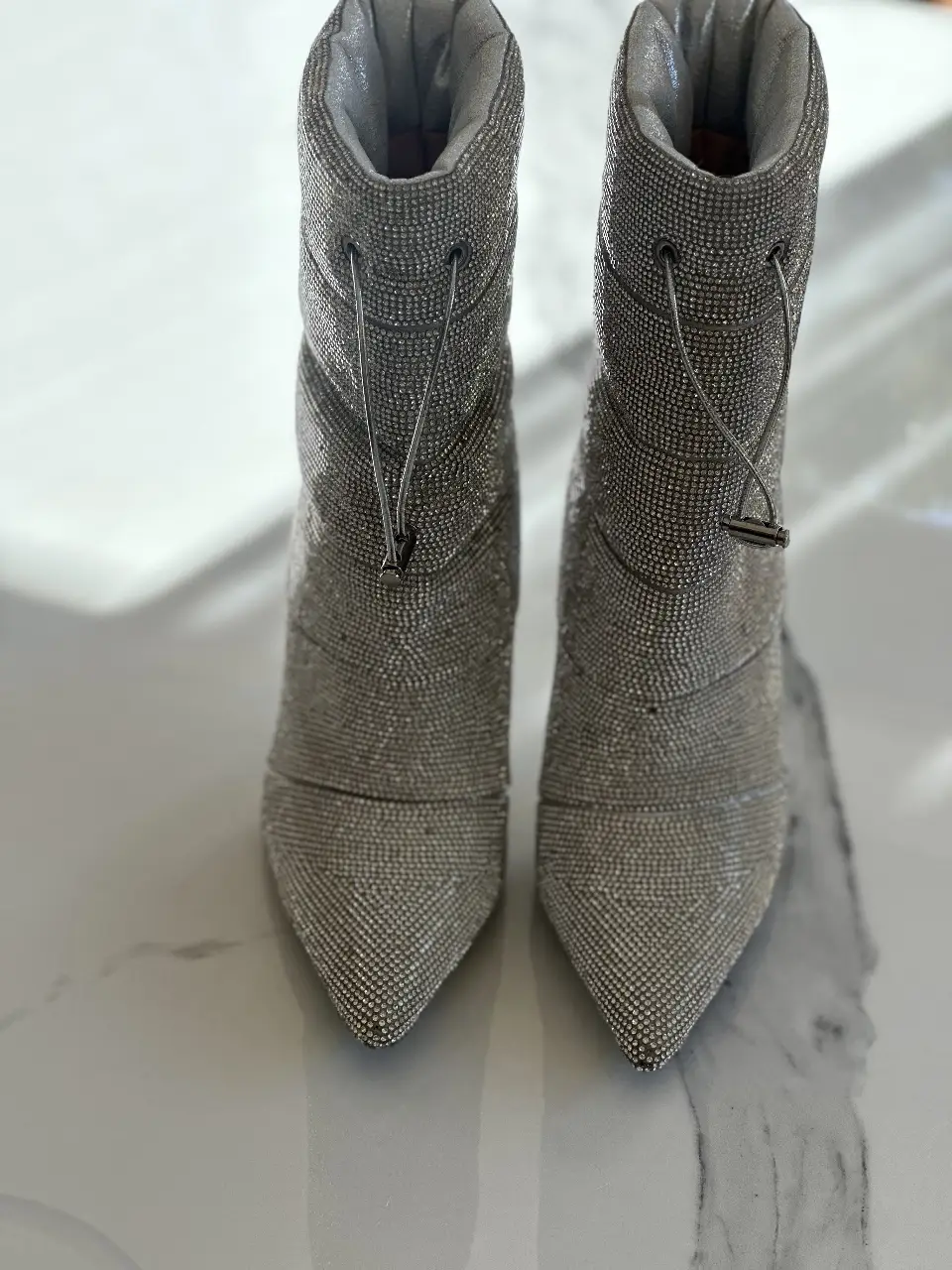 Botas de caña alta para mujer, plateadas, con detalles de strass. Ideales para fiestas y eventos especiales. Diseño elegante y llamativo.
