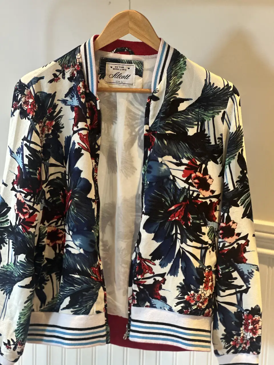 Campera bomber de mujer con estampado floral vibrante. Ideal para un look casual y moderno. Confeccionada con materiales de calidad, esta campera es perfecta para agregar un toque de estilo a cualquier outfit.