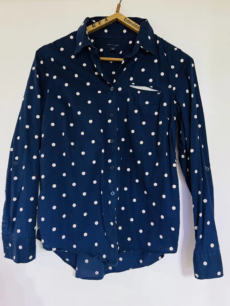 Camisa de mujer Tommy Hilfiger azul marino con lunares blancos. Manga larga con detalle para arremangar. Un clásico para tu guardarropa. Se venden las 5 juntas. 