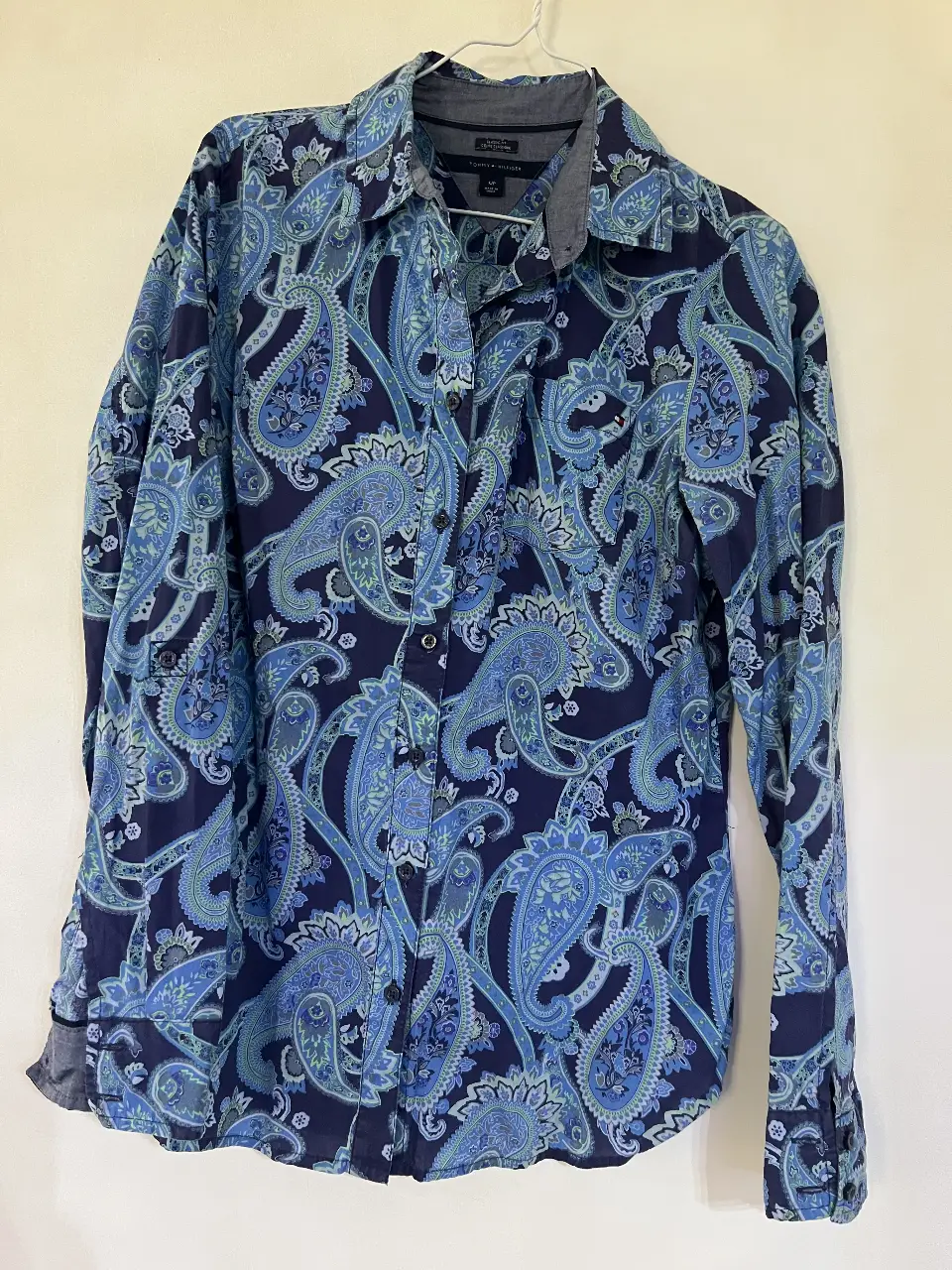 Camisa de mujer Tommy Hilfiger con estampado paisley en tonos azules y verdes. Manga larga, ideal para un look casual y con estilo.