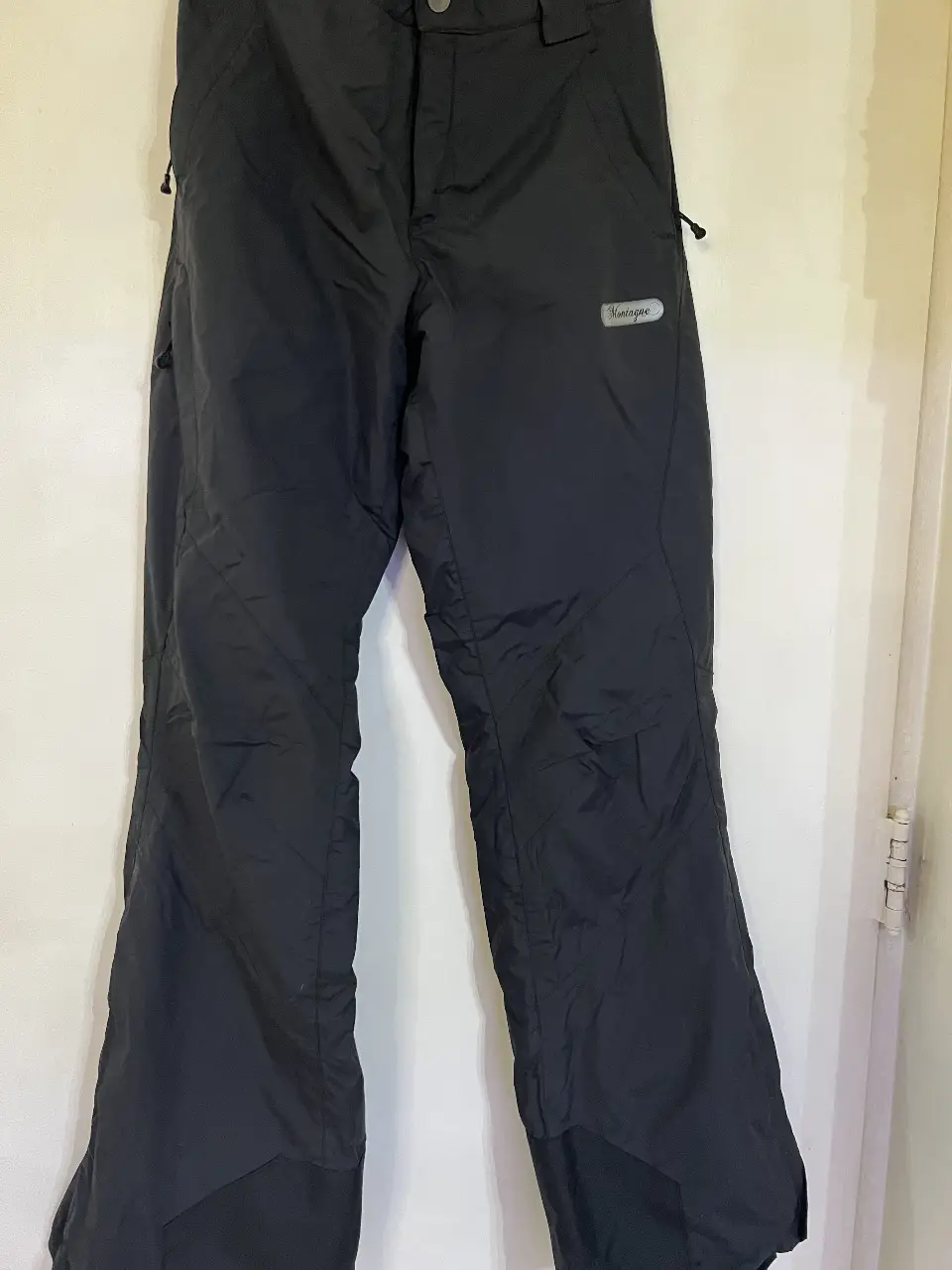 Pantalón de esquí negro, ideal para la nieve. Marca Honigge. Perfecto para actividades de invierno.