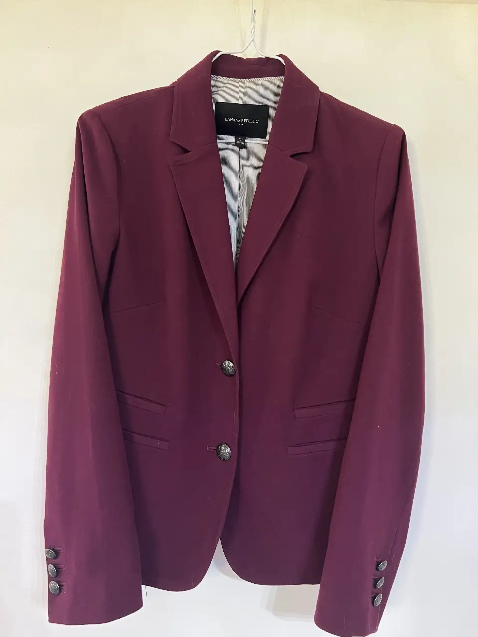 Blazer de mujer color borgoña de la marca Banana Republic. Ideal para un look formal o de trabajo.