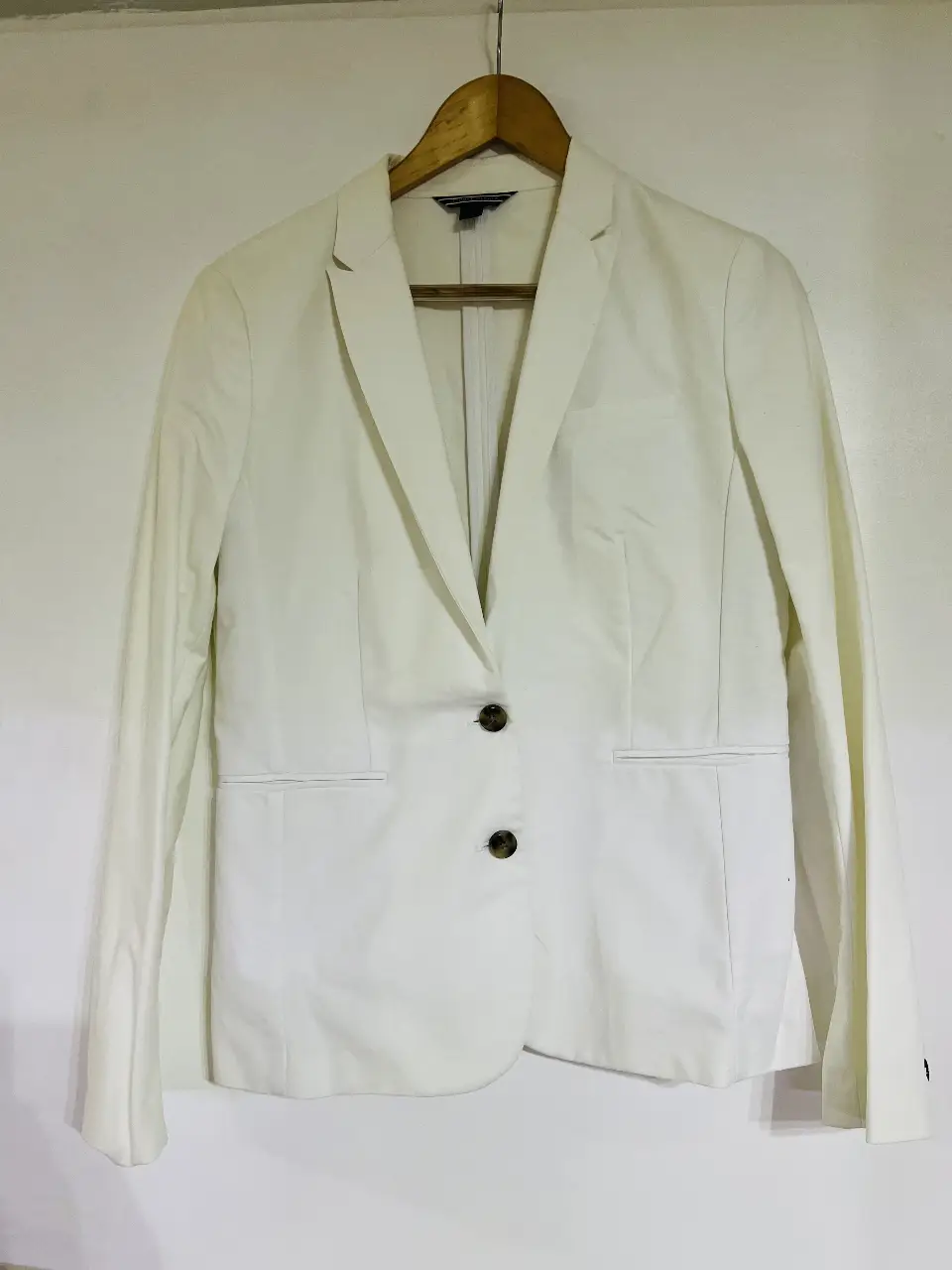 Elegante blazer blanco para mujer, ideal para un look formal o de trabajo. Confeccionado en un tejido de calidad, este blazer es una prenda versátil y atemporal que no puede faltar en tu guardarropa.