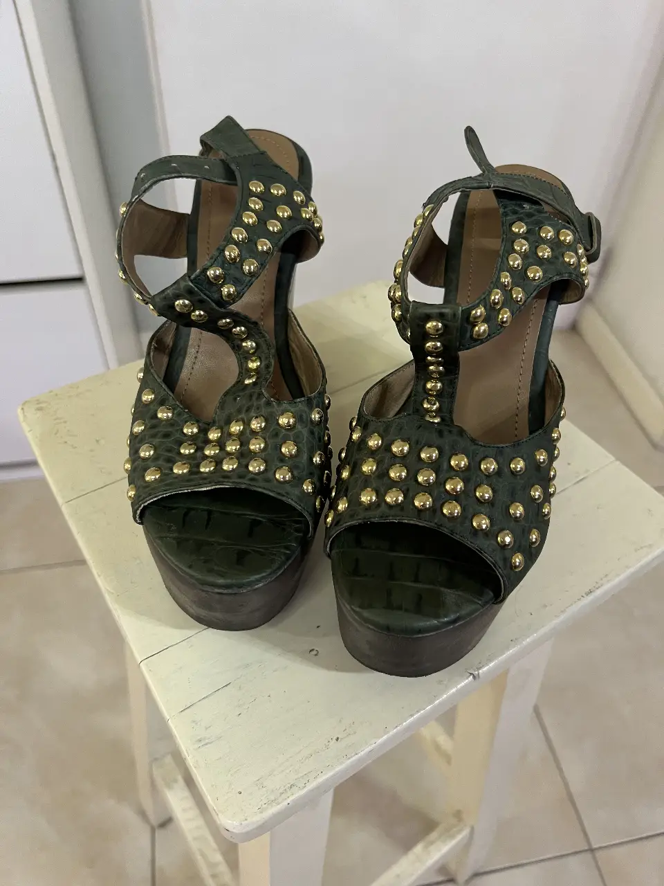 Sandalias de plataforma con tachas doradas, ideales para un look de fiesta o salida.