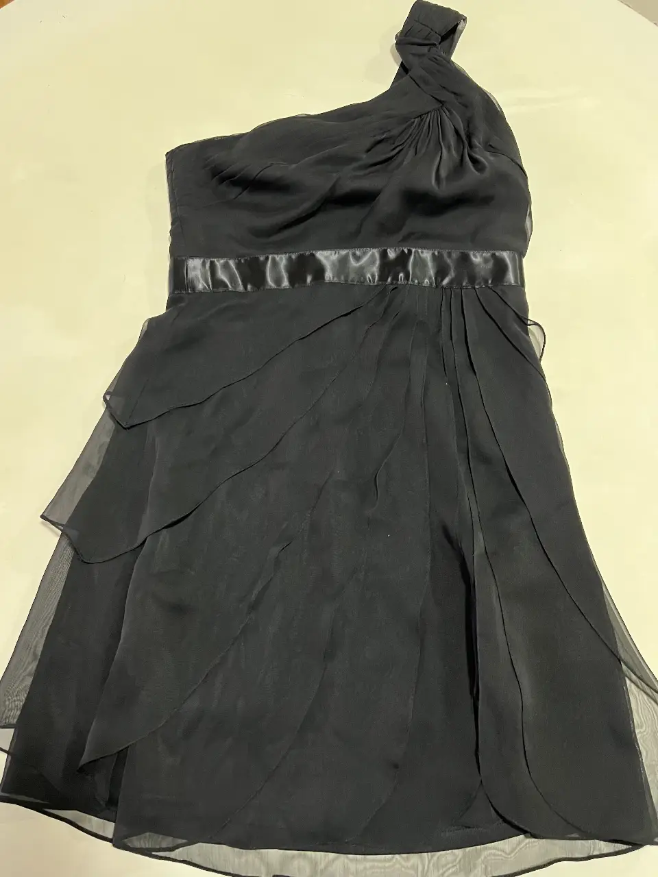 Vestido negro y rosado viejo arriba rodilla de fiesta, con un solo hombro y detalles de volantes en la falda. Ideal para eventos especiales.