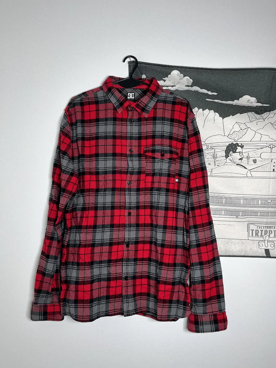 Camisa de leñador a cuadros rojos y grises de la marca DC Shoes. Ideal para un look casual y abrigado.
